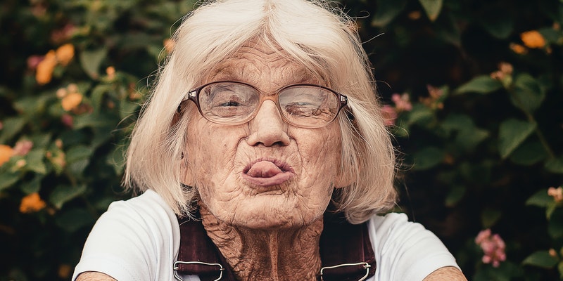 saúde na velhice - senhora mostrando a língua