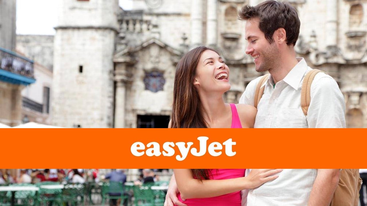 Casal sorrindo abraçado com logo da EasyJet
