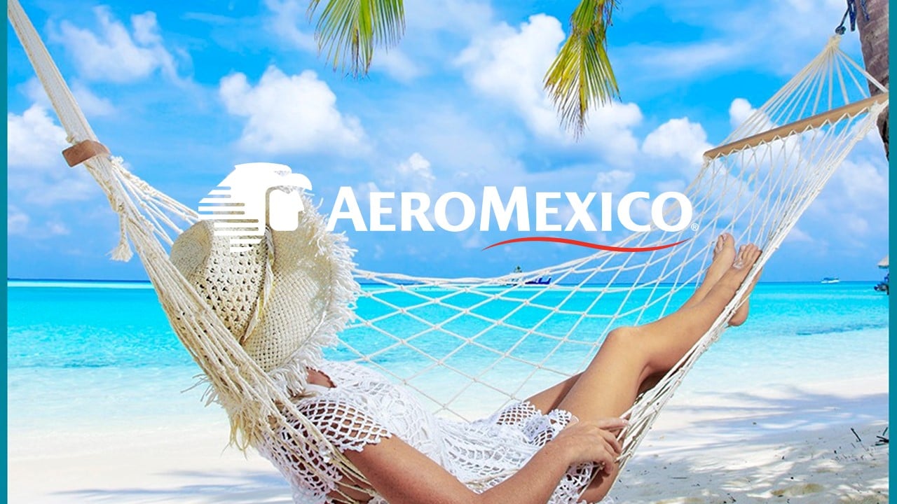 Mulher deitada na rede com logo Aeroméxico