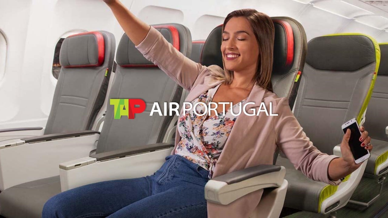 Mulher sorrindo confortavelmente sentada em assento de aeronave